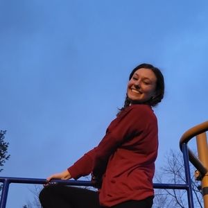 Various items of medium-sized clothing for juniors and women! Different brands.